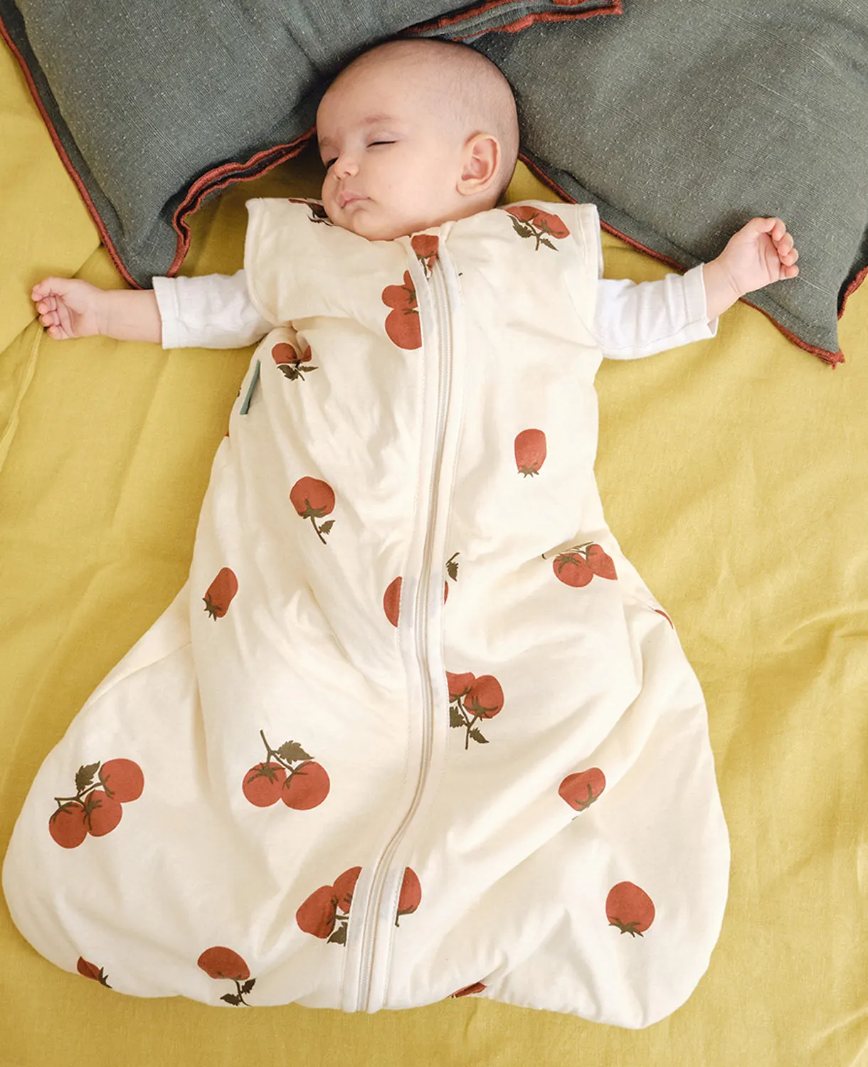 Molis und Co Babyschlafsack Tomatenmuster lifestylebild schlafendes Kind