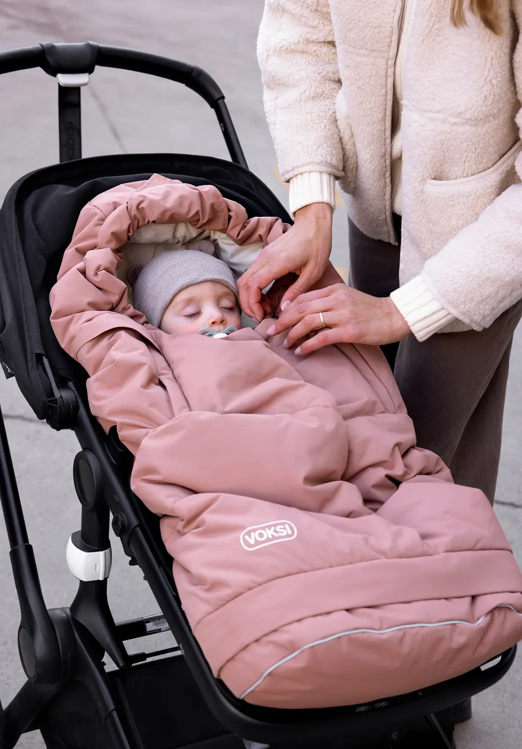 Voksi City Fußsack Blush Pink Lifestyle Kind im Buggy mit Fußsack