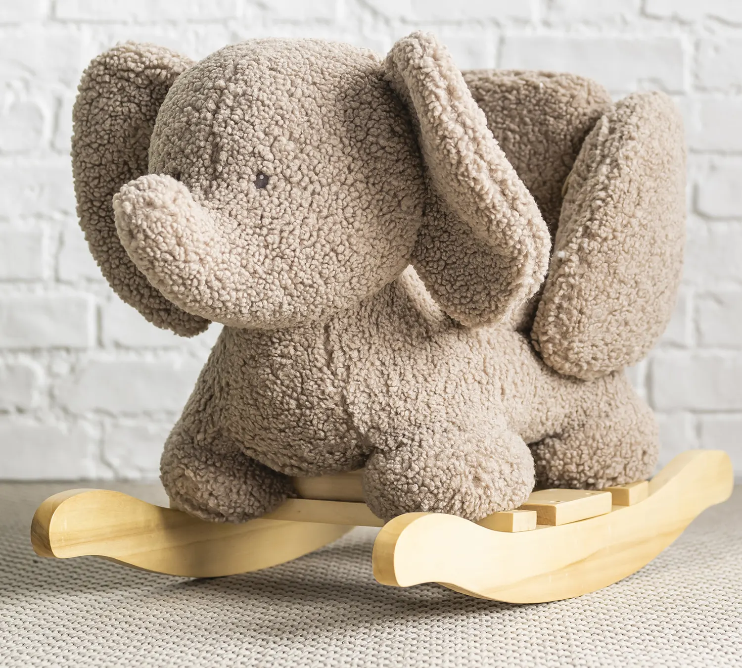 Nattou Schaukeltier Elefant taupe lifestyle      