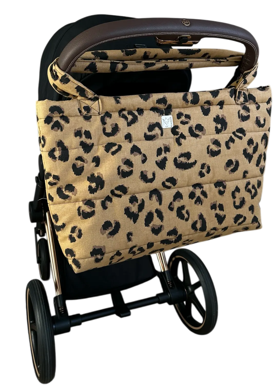 Kaiser Wickeltasche Mom Bag Leo am Kinderwagen