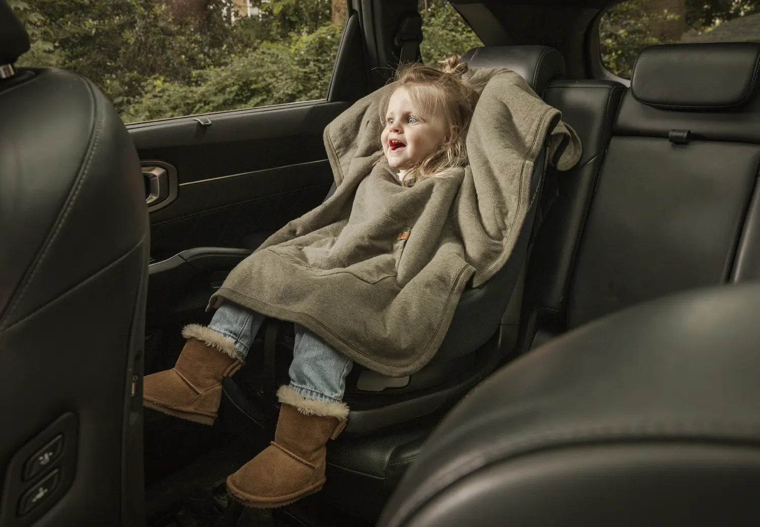 Cloby teddy poncho Forest Green lifestyle child in the car