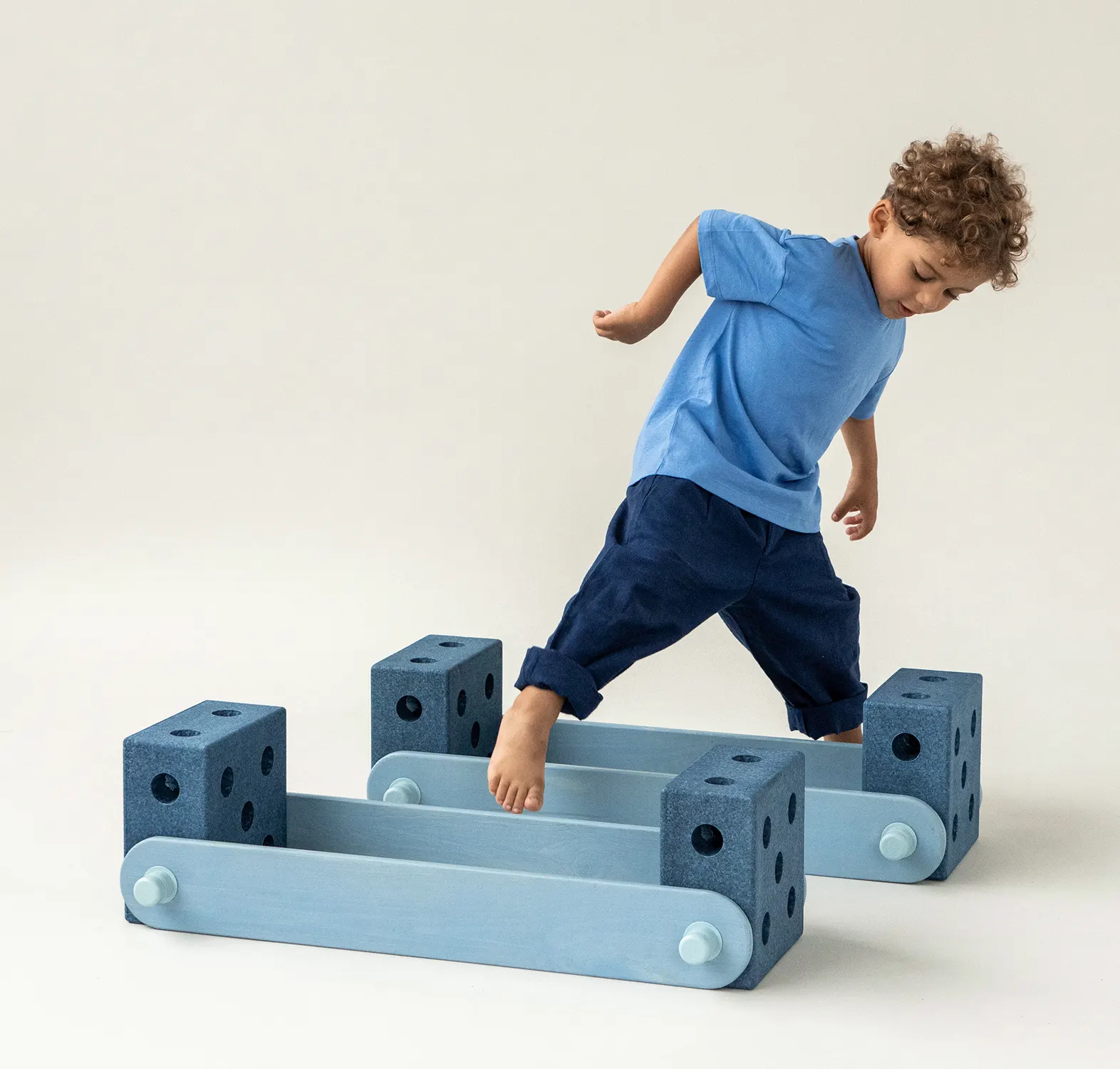 modu balance track deep blue sky blue slide lifestyle2