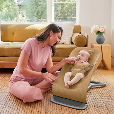 Ergobaby Mesh Babywippe Evolve im Wohnzimmer