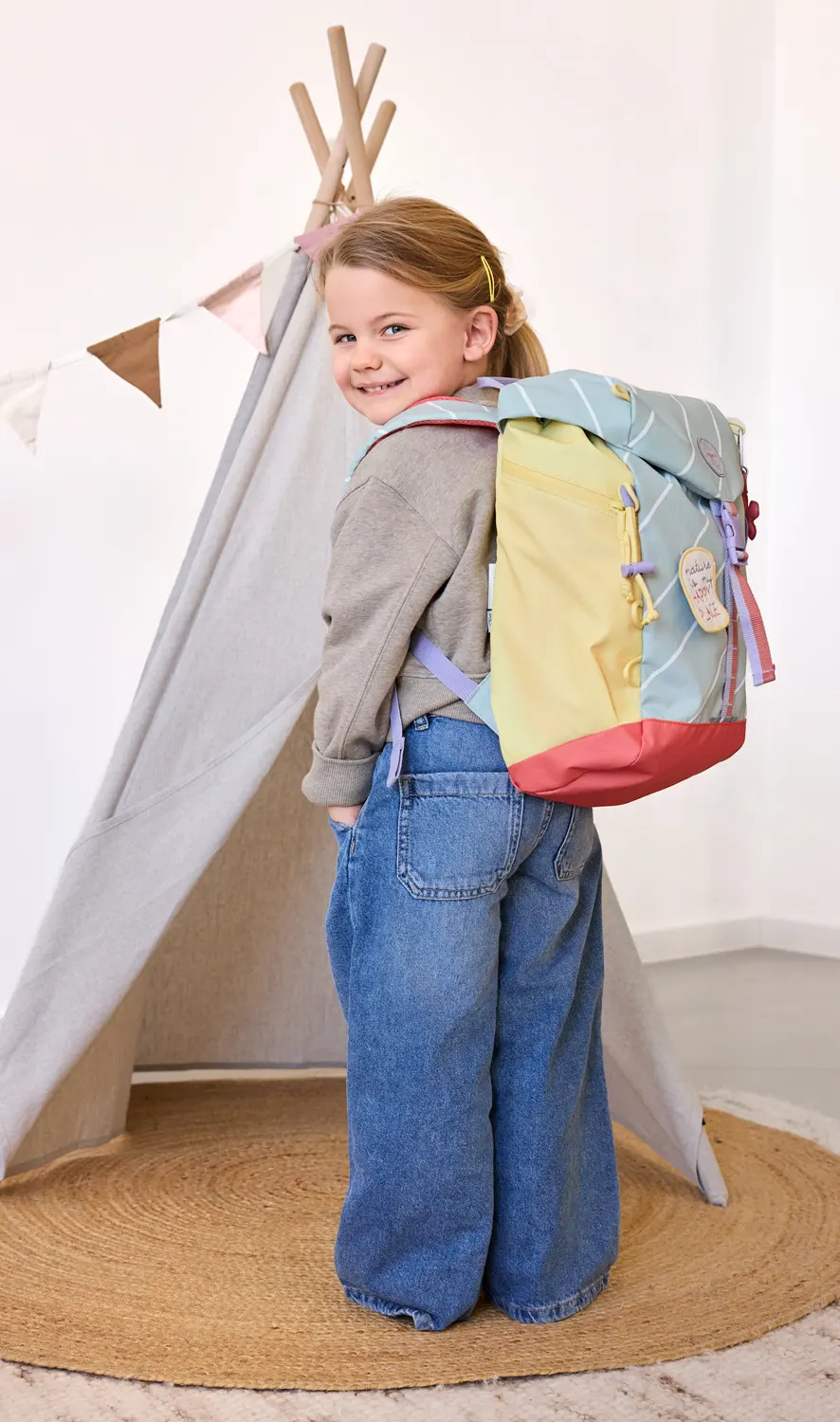 Lässig kinderrucksack Outdoor Happy Trail Blume Lifestyle Kind vor Zelt