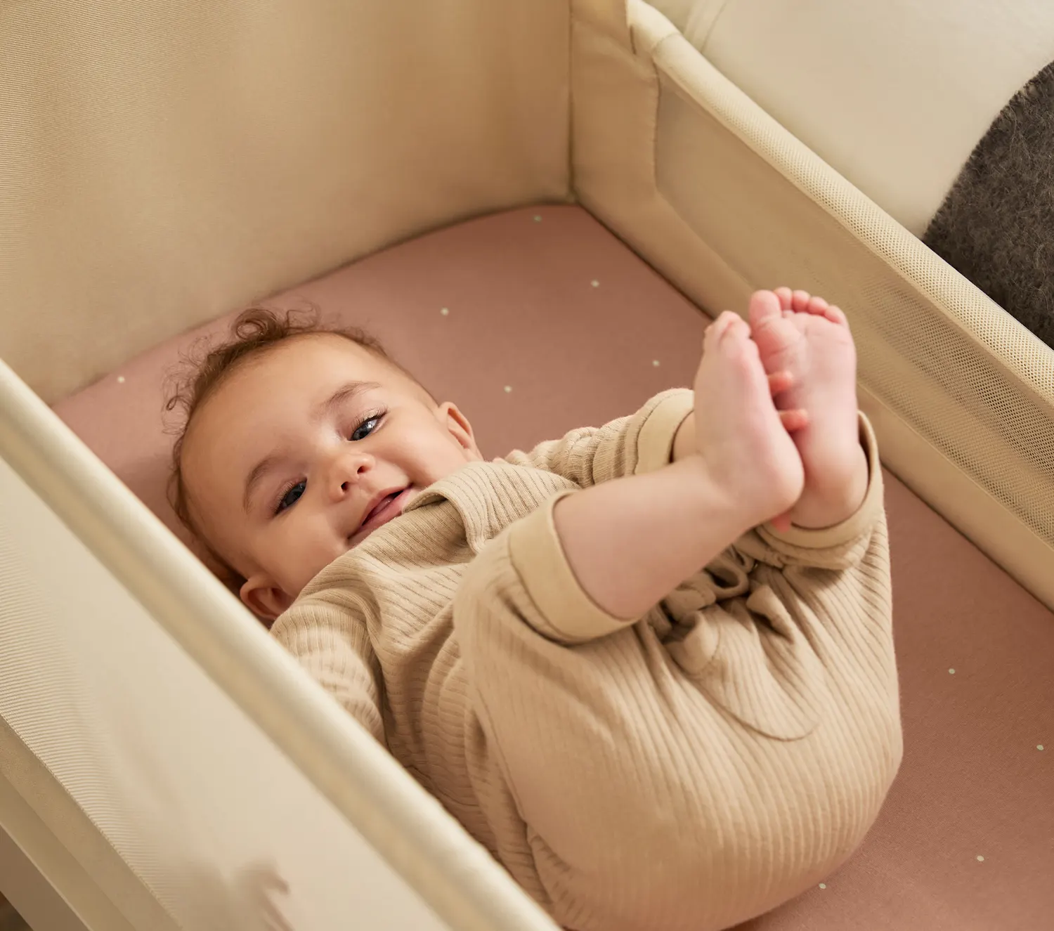 Snüz pod5 Beistellbett Cashmere obenansicht lifestyle