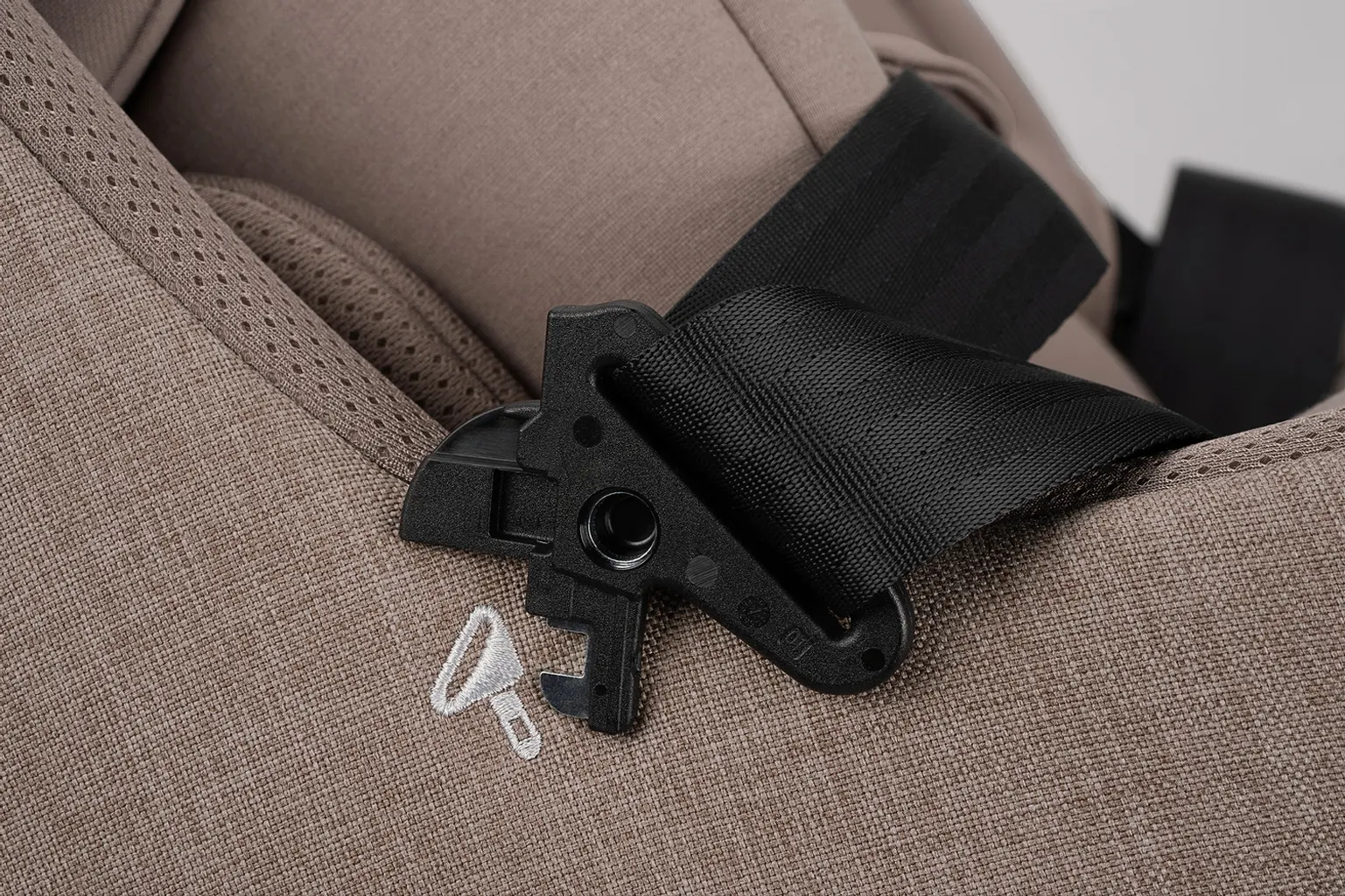 Nuna PRUU aire Kindersitz Gurtmagnet braun