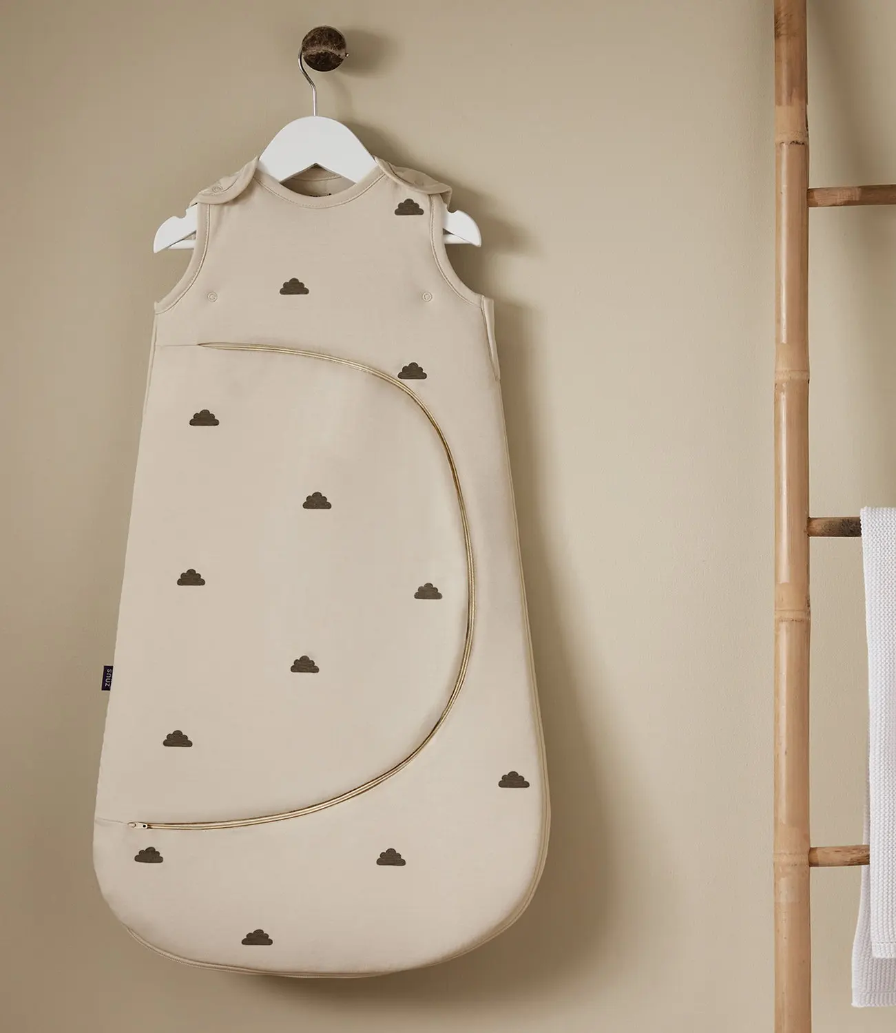 Snüz Babyschlafsack Sand Wölckchen lifestyle an der Wand