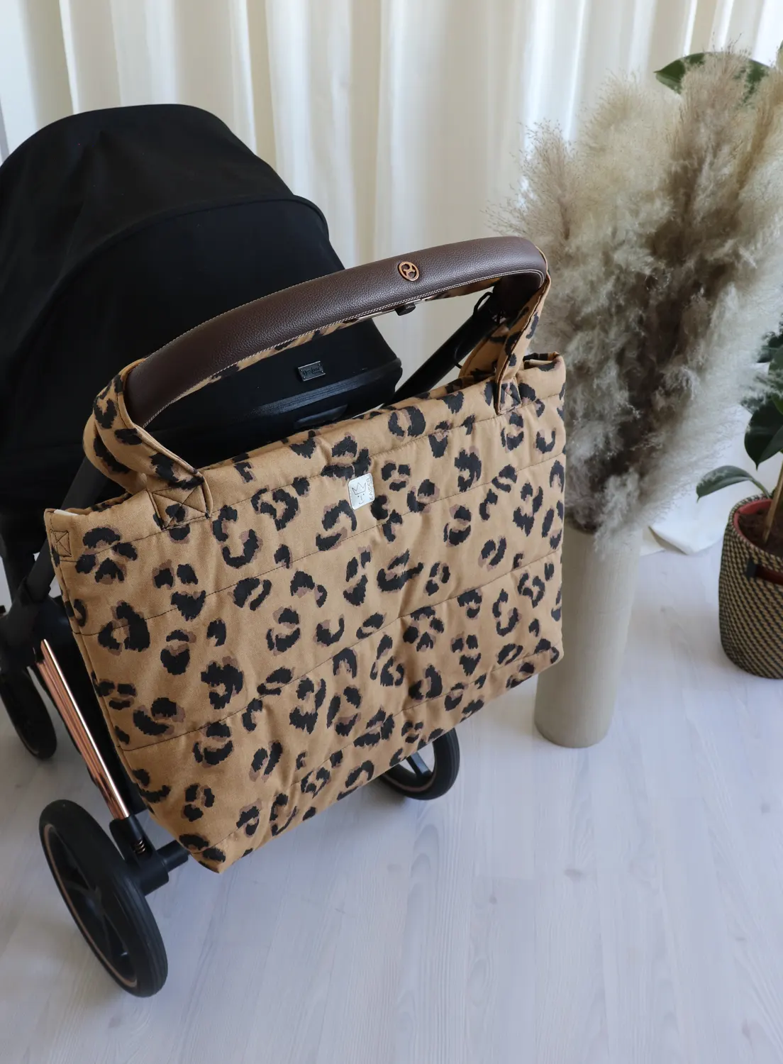 Kaiser Wickeltasche Mom Bag Leo  Lifestylebild am Kinderwagen